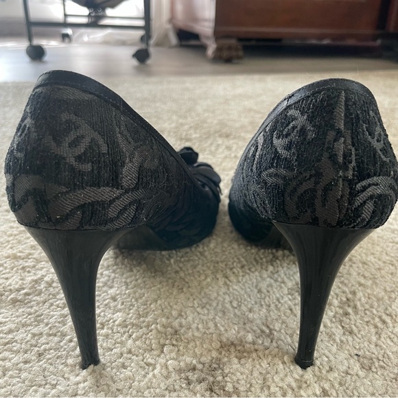 💯 CHANEL Black Embossed CC Pattern /w Floral Toe Pump Size 38 - Picture 14 of 16